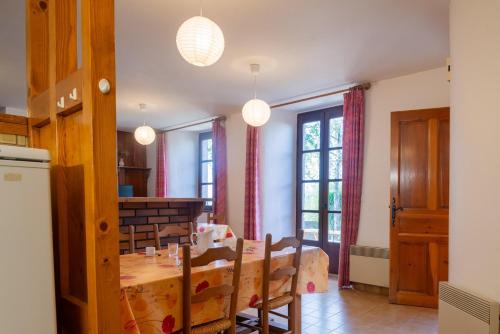 une cuisine et une salle à manger avec une table dans l'établissement Gites de france au villard grand, à Saint-Privat-du-Fau