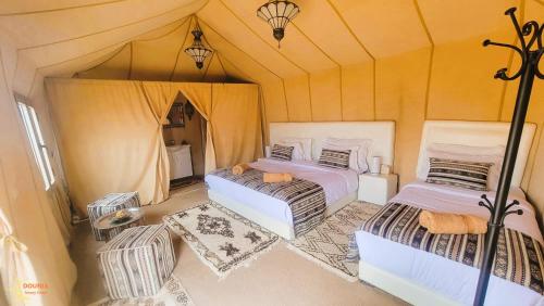Postel nebo postele na pokoji v ubytování Fox Luxury Desert Camp