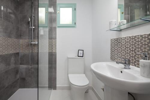 ein Badezimmer mit Toilette, Waschbecken und Dusche in der Unterkunft La Casita del Limoncito in Alcaucín