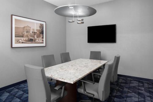 a dining room with a table and chairs at Courtyard Cleveland University Circle in Cleveland
