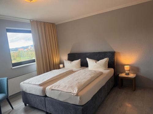 Postel nebo postele na pokoji v ubytování Hotel Brückentor