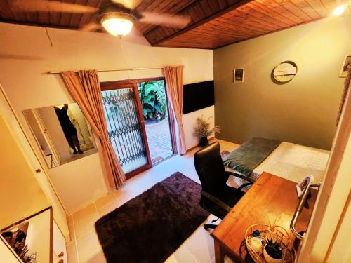 Una sala de estar con una mesa y una ventana. en Budget Haven Durbanville, en Ciudad del Cabo