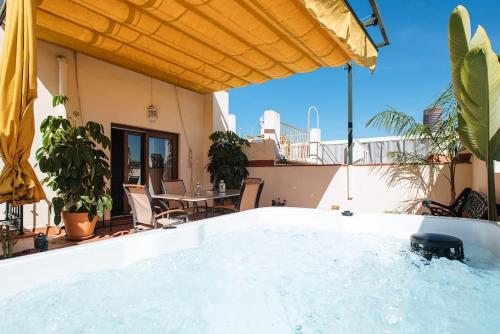 Amazing Penthouse in Triana with Jacuzzi Centro