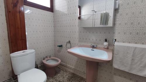 ein Bad mit einem WC, einem Waschbecken und einem WC in der Unterkunft Apartamento Mirador de Cee in Cee