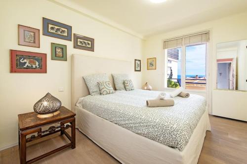 une chambre avec un lit avec une table et une fenêtre dans l'établissement La source, à Beausoleil