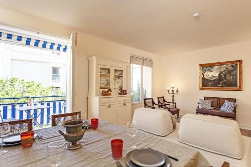 une salle à manger avec une table et un salon dans l'établissement La source, à Beausoleil