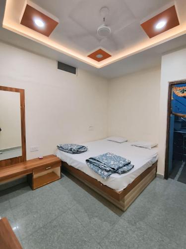 Postel nebo postele na pokoji v ubytování shree trilokeshwar Mahadev guesthouse