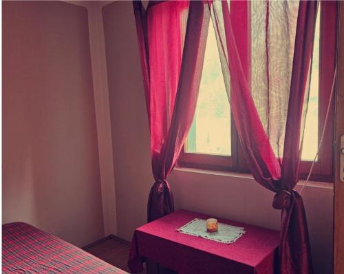 a room with a table and a window with a table sidx sidx sidx at Radetov konak in Ðunis