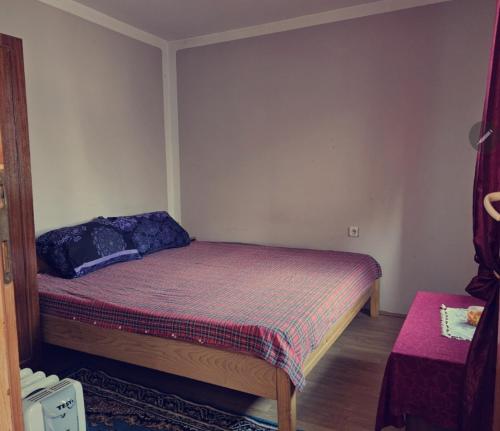 a small bedroom with a bed in a room at Radetov konak in Ðunis