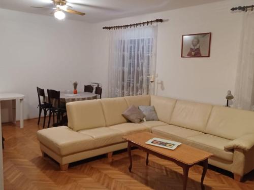 ein Wohnzimmer mit einer Couch und einem Tisch in der Unterkunft Apartment Marin in Tisno