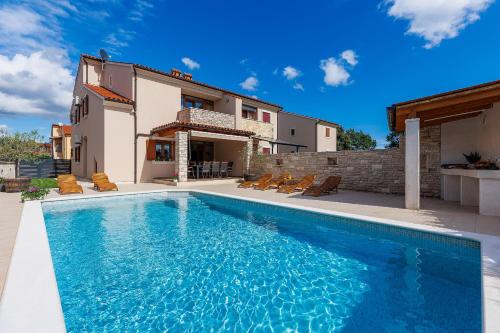 Villa Solis - new private pool villa, 4 bedrooms, near Pula & beaches