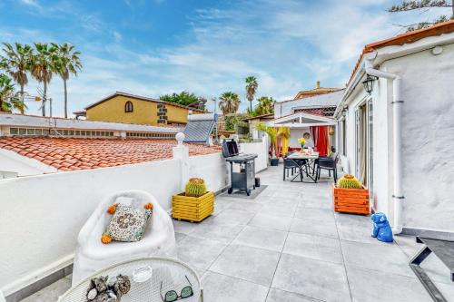 Family Villa with Terrace, Hot Tub, Pool, View and Grill in Chayofa