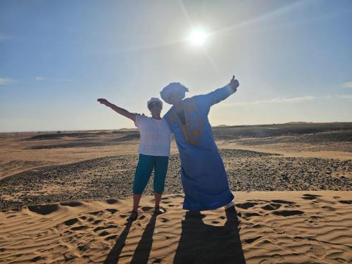 Tetamu yang menginap di Desert Mhamid Luxury Camp