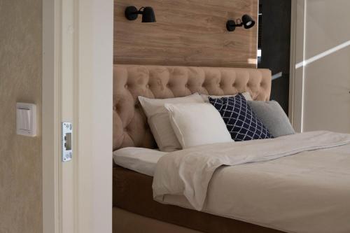 a bedroom with a large bed with a padded headboard at Modern boende med sjöutsikt in Ryssby