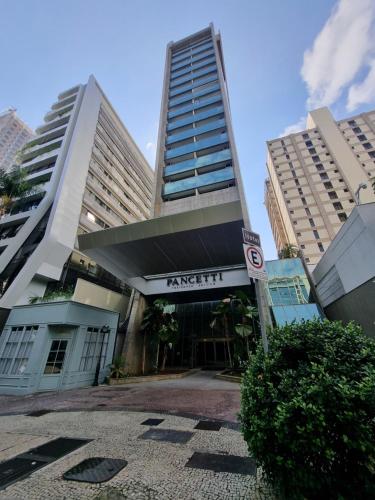 a tall building with a no parking sign in front of it at Sofisticação na Savassi in Belo Horizonte