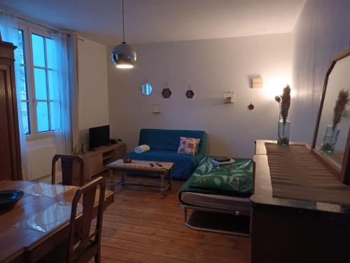 Μια τηλεόραση ή/και κέντρο ψυχαγωγίας στο Charmant T2 place de Verdun