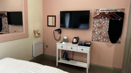 TV a/nebo společenská místnost v ubytování The Duchess Belle Hotel