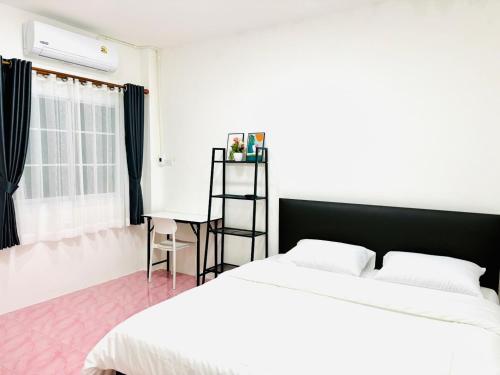 Postel nebo postele na pokoji v ubytování Mali house Hatyai