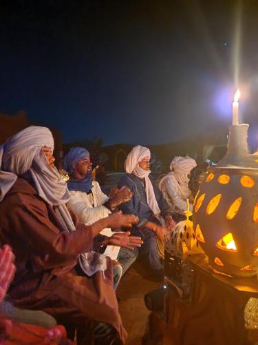 Tetamu yang menginap di Desert Mhamid Luxury Camp