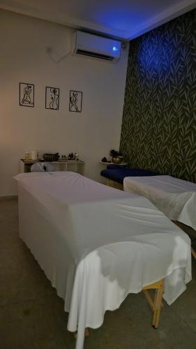 ein Schlafzimmer mit zwei Betten und blauem Licht in der Unterkunft Ios spa, איוס ספא in ‘Isfiyā