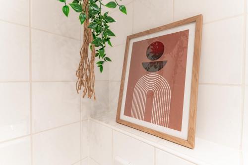 a picture of an apple on a shelf in a bathroom at JAMA - Designapartment im Herzen der Stadt in Schweinfurt