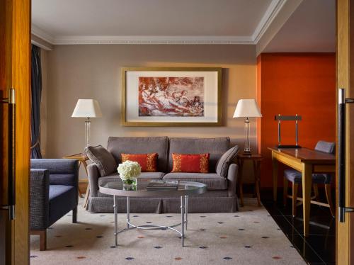 una sala de estar con un sofá y una mesa en InterContinental London Park Lane by IHG, en Londres