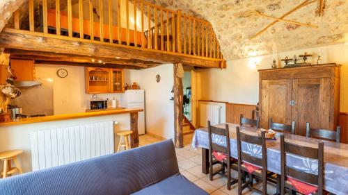 une cuisine et une salle à manger avec une table et des chaises dans l'établissement Gîte Gîte du Bouquet 4/5 personnes, à Saint-Georges-de-Lévéjac