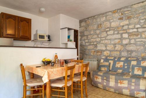 une cuisine et une salle à manger avec une table et des chaises dans l'établissement Gite 