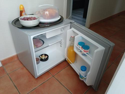 - un réfrigérateur ouvert avec un bébé à l'intérieur dans l'établissement Chambre indépendante, à Bonnac-la-Côte