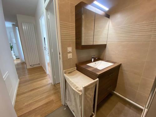 une petite salle de bain avec un lavabo et un miroir dans l'établissement Harmonieux Yourhosthelper, à Chaville