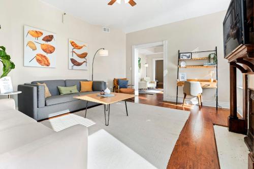 un soggiorno con un divano e un tavolo di KING Sleep8 4Bed 2BR 2 BA Swepson Hideaway a Louisville