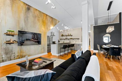 un salon avec un canapé et une table dans l'établissement KING Sleep10 5Bed 4BR 2BA Swepson ICON, à Louisville