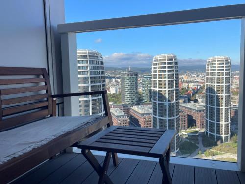 un banc sur un balcon avec vue sur la ville dans l'établissement SAG 28 floor Panrama city free parking free wifi, à Bratislava