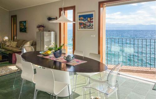 Un comedor con mesa y vista al mar. en Villa Mirvami Lovran, en Opatija