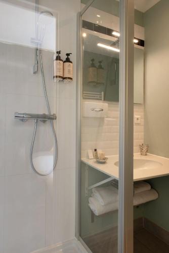 Hôtel Helzear Montparnasseにあるバスルーム