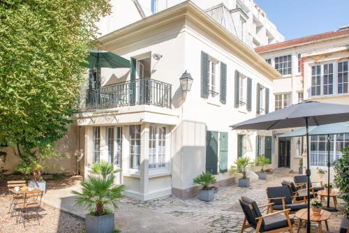 パリにあるHôtel Helzear Montparnasseのパティオ(椅子、テーブル付)