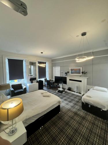 Postel nebo postele na pokoji v ubytování Luxury Family Room With Private bathroom in the heart of Edinburgh