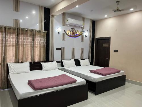 Ein Bett oder Betten in einem Zimmer der Unterkunft Hotel Krishna Paradise