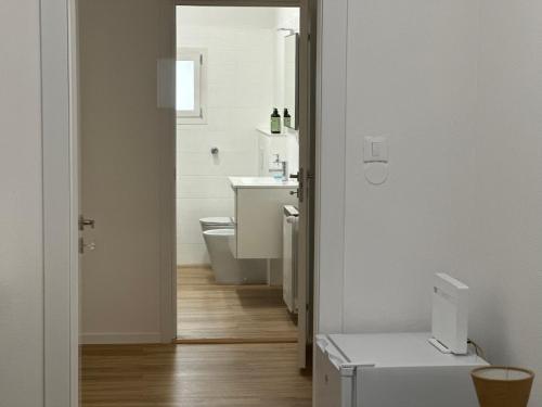 een witte badkamer met een wastafel en een toilet bij Concerti, Stadio e Aeroporto Bologna in Bologna