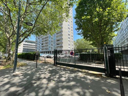 a black fence in front of a building at T1 Confort Tête d'Or Doua - Parking Gratuit in Villeurbanne