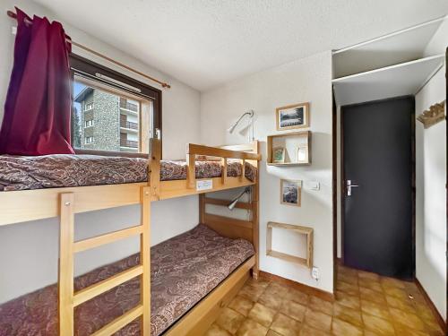 une petite chambre avec deux lits superposés et une fenêtre dans l'établissement RB111 - Studio 4 Pers centre Carroz, aux Carroz d'Arâches