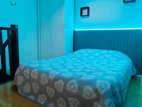 Ce lit se trouve dans une chambre à la lumière bleue. dans l'établissement Villa Domaine des Pins, Magasins proches, Piscine, à Fréjus