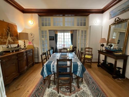 une salle à manger avec une table et quelques chaises dans l'établissement Les Tamaris, à Mers-les-Bains