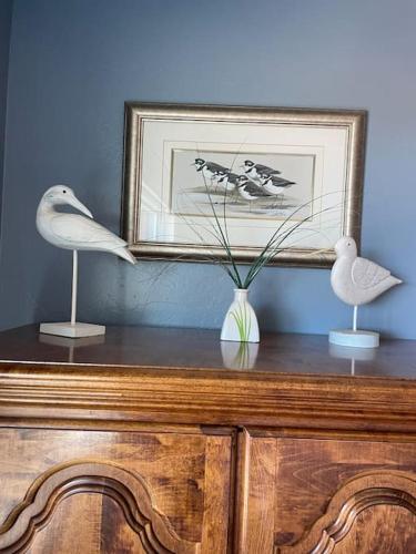 two birds and a vase on top of a cabinet at Tucson Mnt Foothills Saguaro Bliss in Tucson