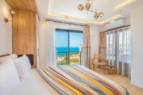 Un dormitorio con una cama y vista al mar. en White Garden Villas, en Kas