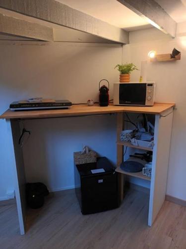 - un bureau avec un ordinateur dans la chambre dans l'établissement Studio Hyper centre, quartier historique, à La Rochelle