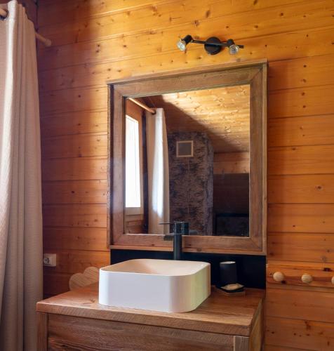 une salle de bain avec un lavabo et un miroir dans l'établissement Chalet Olaf, aux Gets