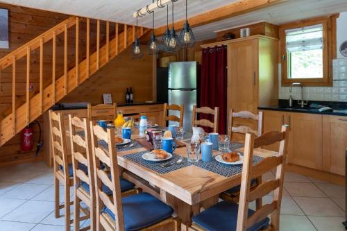 une salle à manger avec une table et une cuisine dans l'établissement Chalet Olaf, aux Gets