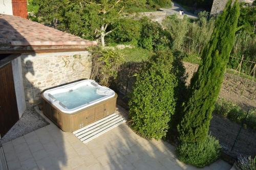 Luxury cottage with Jacuzzi in Saint-Polycarpe
