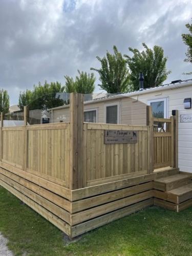 a wooden fence in front of a house at vakantiehuisje tis ier goed in Jabbeke